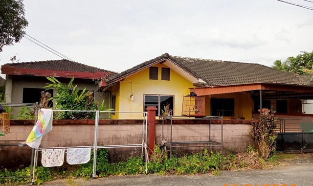 รายละเอียดเพิ่มเติมCode ID :   PKK02-13075ราคาขาย    1,327,000 บาท- ขนาดพื้นที่ :  54 ตร.ว - พื้นที่ใช้สอย :   132.90 ตร.ม- จำนวนห้อง :  2 ห้องนอน 2 ห้องน้ำ - ที่จอดรถ :      1-2 คัน- บ้านเดี่ยว :   1 ชั้น- บ้านเดี่ยวหันทางทิศ : -- อายุอาคาร :   28 ปีพิกัดทรัพย์  :   https://maps.app.goo.gl/r5P5LdkhmsVvfqgj8สถานที่ใกล้เคียง- ใกล้บิ๊กซี มาร์เก็ต ตะกั่วป่า- ใกล้โลตัส โกเฟรช ตะกั่วป่า- ใกล้ท็อปส์ สาขาตะกั่วป่าพังงา- ใกล้โรงพยาบาลตะกั่วป่าสอบถามเพิ่�