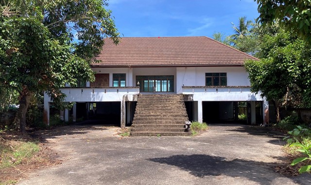 รายละเอียดเพิ่มเติมCode ID :   PKK02-08775ราคาขาย      7,059,000 บาท- ขนาดพื้นที่ :  696.30 ตร.ว (1 ไร่ / 2 งาน / 96.30 ตร.ว)- พื้นที่ใช้สอย :   890.25 ตร.ม- จำนวนห้อง :  4 ห้องนอน 3 ห้องน้ำ - ที่จอดรถ :      1-2 คัน- บ้านเดี่ยว :   3 ชั้น- บ้านเดี่ยวหันทางทิศ : -- อายุอาคาร :   15 ปีพิกัดทรัพย์  :   https://maps.app.goo.gl/T6o9QNKPGCm8BDog8สถานที่ใกล้เคียง- ใกล้โลตัส โกเฟรช ตะกั่วป่า- ใกล้บิ๊กซี มาร์เก็ต ตะกั่วป่า - ใกล้ท็อปส์ สาขาตะกั่วป่าพังงา- ใกล้โรงพยาบาลต�