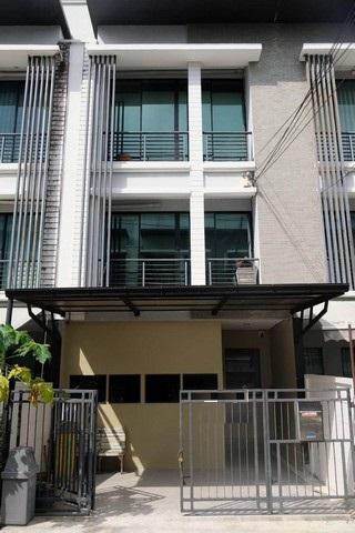 ให้เช่าทาวน์โฮม 3 ชั้น เนื้อที่ 20 ตร.ว. 3 ห้องนอน 3 ห้องน้ำ โครงการบ้านกลางเมือง ซอยรามคำแหง39 ใกล้ทาวน์อินทาวน์ ใกล้เลียบด่วน