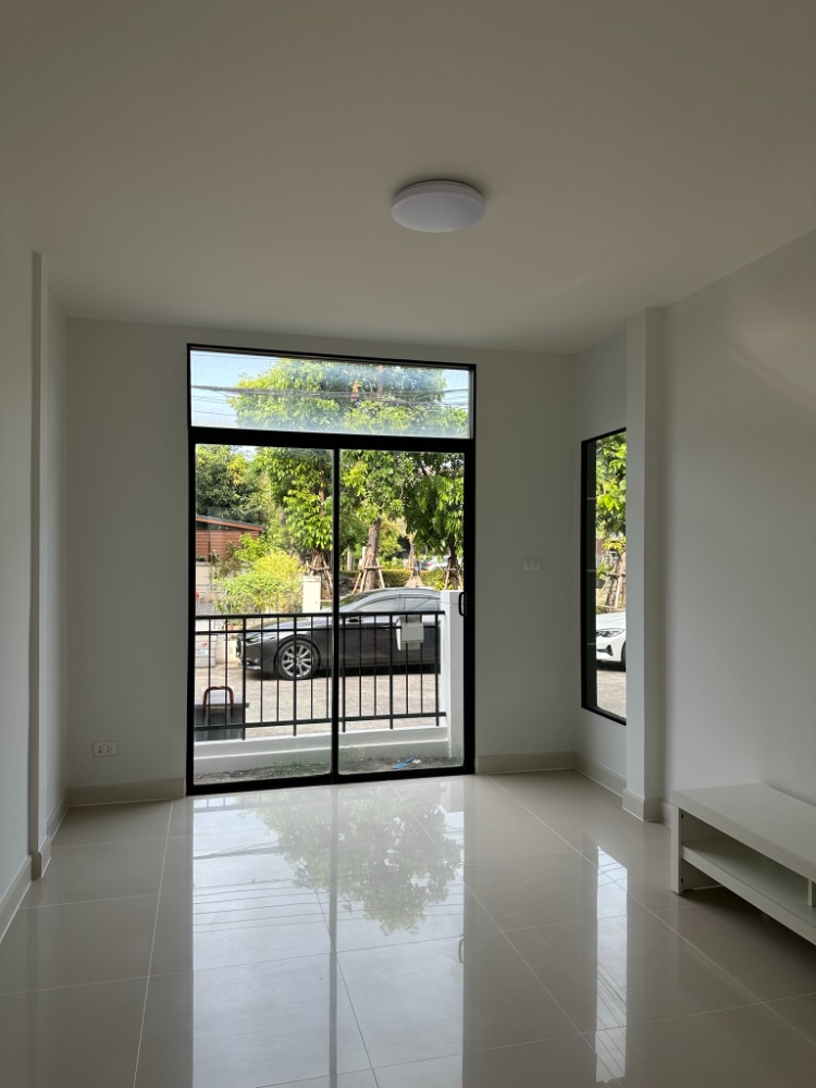 ให้เช่าทาวน์เฮาส์ 2 ชั้น เนื้อที่ 23 ตารางวา โครงการเดอะวิลล่า บางบัวทอง  ติดถนนกาญจนาภิเษก ใกล้รถไฟฟ้าสายสีม่วง