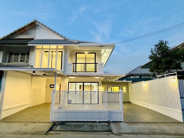 ทาวน์เฮ้าส์หน้ากว้าง 2 ชั้น หลังมุม ปรุงโฉมใหม่ในสไตล์ Neo-Classic ให้มีความสวยร่วมสมัยเสมือนเป็นวิลล่าส่วนตัว (Private Villa) ปรับพื้นที่ใช้สอยและฟังก์ชั่นให้มีความทันสมัย เพิ่มอารมณ์และบรรยากาศอบอุ่นเมื่ออยู่อาศัยหมู่บ้าน พฤกษา 14บี ซอย 12  เดินทางสะดวก ใกล้ ถ.กาญจนาภิเษก เซ็นทรัลเวสต์เกต และรถไฟฟ้า “สถานีคลองบางไผ่”(เลขที่91/168)ถนนวัดลาดปลาดุก บางบัวทอง นนทบุรีเนื้อที