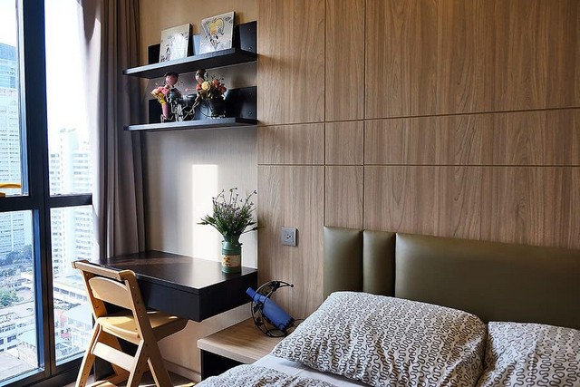 Ashton Asoke, spacious, safe, peaceful, 18th floor, BTS Asoke.***Service for selling/renting houses, condos and giving advice. If interested, contact at any time***Interested in additional details or pictures or making an appointment to see the room?Contact EkachaiT. 089-799-5598Line ID: @auiauiaui001 (add @ in front) (Agent Post)-------------------------------------------------- ------------Room type: 1 bedroom, 1 bathroomSize 34 sq m., 18th floorClean room, beautifully decorated, ready to move in.details-------------------------------------------------- ------------Rental price: 30,000 baht per month-------------------------------------------------- ------------* Complete electrical appliances- Air conditioning- fridge- TV- washing machine-------------------------------------------------- ------------*Facilities worth using- Social Club- Sauna room- library- Fitness- Sky Lounge-------------------------------------------------- ------------*Nearby important places (Based on informatio