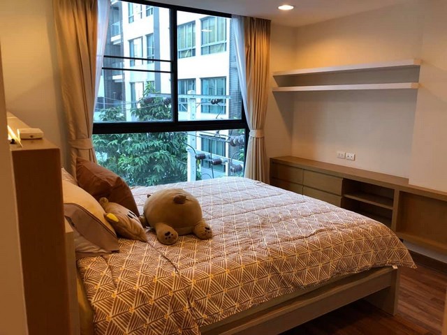 Zenith Place Sukhumvit 42, spacious, private, livable, 4th floor, BTS Ekkamai.***Service for selling/renting houses, condos and giving advice. If interested, contact at any time***Interested in additional details or pictures or making an appointment to see the room?Contact Ekachai (Aui)T. 089-799-5598Line ID : @auiauiaui001 (add @ in front as well)Room type: 2 bedrooms, 2 bathroomsSize 64 sq m., 4th floorNew, clean room, beautifully decorated, ready to move in.details-------------------------------------------------- ------------Rental price: 25,000 baht per month-------------------------------------------------- ------------*Facilities worth using- swimming pool– Fitness, sauna– Stream– Garden (sky garden)-------------------------------------------------- ------------*Nearby important places (Based on information from Google Map)1. Kluaynamthai Hospital2. Bangkok University3. Big C Ekkamai4. Major Cineplex5. BTS. Ekkamai6. Gateway Ekkamai-----------------------------------------