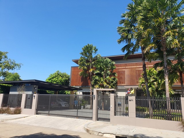 EPL-HS1016 ขายบ้านเดี่ยวหมู่บ้านปัญญาอินทรา บางชัน บ้านสวยทุกมุม  พื้นที่ 300.20ตารางวา เนื้อที่ใช้สอยรวม 736ตารางเมตร 3 ห้องนอน 3 ห้องน้ำ