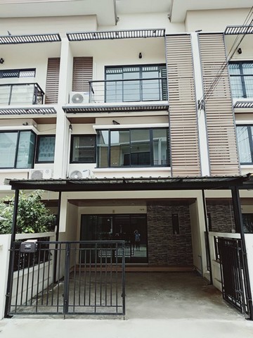 ให้เช่า ทาวน์โอม3ชั้น บ้านกล้วย-ไทรน้อย  บางบัวทอง ตกแต่งแล้วมีแอร์ 3 ตัว พร้อมอยู่   13000 บาทเฟอร์ครบ แต่งเต็มทุกห้อง พร้อมอยู่ *พอดีรูปไม่ได้อัพเดททาวน์โฮม 3 ชั้น โครงการ อินฟินิตี้ ทาวน์โฮม บ้านกล้วย-ไทรน้อย ทำเลดี เข้าออกสะดวก ติดถนนใหญ่ย่าน รัตนาธิเบศร์ บางบัวทอง ราชพฤกษ์ ชัยพฤกษ์เนื้อที่ 22 ตรว.  หน้ากว้าง 6 เมตร  พื้นที่ใช้สอย 200 ตรม. 3นอน 4น้ำ ตัวบ้านสถาพดี มีต่อ