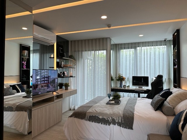 Sub0950ขายดาวน์ คอนโด Origin Play Sri Udom Station ใกล้รถไฟฟ้า อุดมสุข และ MRT ศรีอุดม ราคา 1.85 ล้านบาท  หลังหักส่วนตามหน้าสัญญาปล่อยเช่าราคาดี Yield ไม่ต่ำกว่า 5% โครงการ Origin Play Sri Udom Stationใกล้รถไฟฟ้า 2 สาย BTS อุดมสุข และ MRT ศรีอุดม 1 Bedroom 23.80 ตรม. ตึก C เลี้ยงสัตว์ได้ ทิศเหนือ หัวนอนหันทิศตะวันออก วิวสระและต้นไม้ ชั้น 2 ห้อง C229Fully Furnished ตามมาตรฐานของโครงการมีแถมเคาน์เตอร์ครัว เตาไฟฟ้า เครื่องดูดควัน แอร์ 12,000 BTU จ