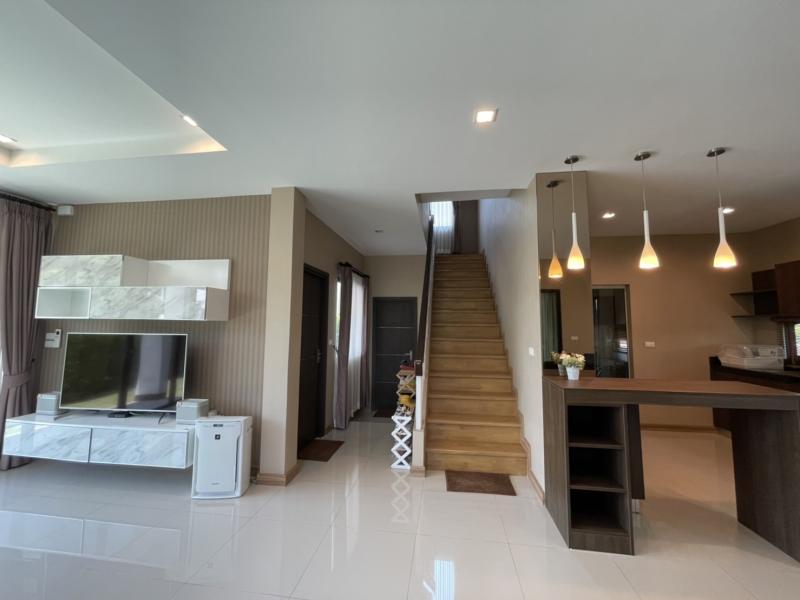 SW000529 ขายบ้านเดี่ยว หมู่บ้าน กรานาดา เชียงใหม่ ขนาดที่ดิน    :   78       ตารางวาพื้นที่ใช้สอย  :    190      ตารางเมตรขนาดบ้าน    :      2    ชั้นประเภทบ้าน  :   3    ห้องนอน   3    ห้องน้ำราคาขาย     :  7.5 ล้านบาท   (เฟอร์นิเจอร์ & เครื่องใช้ไฟฟ้า (พร้อมอยู่)สถานที่ใกล้เคียง- เซ็นทรัลเฟสติวัล 6.9 กม.- มหาวิทยาลัยพายัพ 3.8 กม.- ตลาดรวมโชค 7.7 กม.- ตลาดเจริญเจริญ 5.6 กม.- บิ๊กซีดอนจั่น 5.1 กม. - แม็คโคร 5.7 กม. - โรงพยาบาลกรุงเท