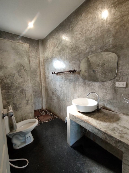 M5377ขายด่วน!!!  บ้านพูลวิลล่า บางเสร่,ชลบุรี  รายละเอียดที่ดิน ขนาด 51 ตร.วา ติดพื้นที่บ้านเดี่ยวพูลวิลล่า พื้นที่ใช้สอยในตัวบ้าน 57.50 ตร.เมตร2 ห้องนอน 2 ห้องน้ำ 1 ห้องนั่งเล่นขนาดใหญ่  1 ห้องครัวภายนอก 1 ห้องใต้หลังคาพื้นที่กว้างรอบตัวบ้าน จอดรถในส่วนหน้าบ้านได้ 3 คันสระว่ายน้ำ ขนาด กว้าง 3.5 เมตร x 7 เมตร พร้อมสไลด์เดอร์เฟอร์นิเจอร์ : เตียงนอน 2 ชั้น โซฟา โต๊ะกินข้าว ให้ทุก