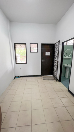 ประกาศให้เช่า-อาคารพาณิชย์ริมถนน ตึกแถว 3 ชั้น เหมาะสำหรับหลากหลายธุรกิจ ท่ามกลางย่านธุรกิจเต็มไปด้วยสิ่งอำนวยความสะดวกมากมาย