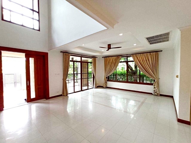 ให้เช่าสวนรอบบ้านใหญ่มาก 2 ชั้น  สุดท้าย 5นอน พัฒนาการ 172ตรว. MRT คลองกลันตัน รถไฟฟ้าสายสีเหลือง 435ตรม. 6น้ำ 5แอร์ ศรีนครินทร์ นาราสิริ