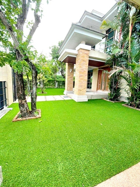 หลังสุดท้าย 5นอน พัฒนาการ MRT รถไฟฟ้าสายสีเหลือง คลองกลันตัน ให้เช่าสวนรอบบ้านใหญ่มาก 2 ชั้น 170ตรว. 440ตรม. 6น้ำ 5แอร์ ศรีนครินทร์ นาราสิริ