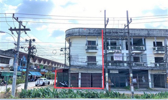 รายละเอียดเพิ่มเติมCode ID :    PKK04-05930ราคาขาย       3,902,000 บาท- ขนาดพื้นที่ :  44.90 ตร.ว - พื้นที่ใช้สอย :     265.25 ตร.ม - จำนวนห้อง :   2 ห้องนอน 3 ห้องน้ำ - ที่จอดรถ :   1-2 คัน- อาคารพาณิชย์ :      3 ชั้น- อาคารพาณิชย์หันทางทิศ : -- อายุอาคาร :    28 ปีพิกัดทรัพย์  :    https://maps.app.goo.gl/z9hpVXDquX4YAc1P7สถานที่ใกล้เคียง- ใกล้โลตัส แม่ขรี- ใกล้โลตัส โกเฟรช ตลาดบางแก้ว พัทลุง- ใกล้โรงพยาบาลบางแก้ว - ใกล้ตลาดสดเทศบาลเมืองแม่ขรีสอบถามเพิ