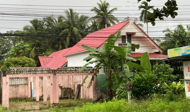 รายละเอียดเพิ่มเติมCode ID :    PKK02-14461ราคาขาย       6,474,000 บาท- ขนาดพื้นที่ :   293.10 ตร.ว (2 งาน / 93.10 ตร.ว)- พื้นที่ใช้สอย :     220 ตร.ม- จำนวนห้อง :   2 ห้องนอน 1 ห้องน้ำ- ที่จอดรถ :   1-2 คัน- บ้านเดี่ยว :      1 ชั้น- บ้านเดี่ยวหันทางทิศ : -- อายุอาคาร :    8 ปีพิกัดทรัพย์  :    https://maps.app.goo.gl/P8mqiseevkSYWKq49สถานที่ใกล้เคียง- ใกล้แม็คโคร พัทลุง - ใกล้โรงพยาบาลพัทลุง - ใกล้โรงเรียนบ้านท่าแค- ใกล้โรงเรียนวัดอภยารามสอบถามเพิ่มเติม/นัดช