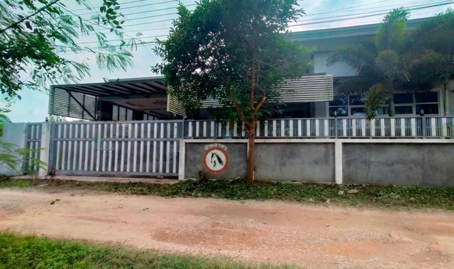 รายละเอียดเพิ่มเติมCode ID :    PKK02-13245ราคาขาย       4,641,000 บาท- ขนาดพื้นที่ :   184.50 ตร.ว (1 งาน / 84.50 ตร.ว)- พื้นที่ใช้สอย :     211.50 ตร.ม- จำนวนห้อง :   2 ห้องนอน 3 ห้องน้ำ- ที่จอดรถ :   1-2 คัน- บ้านเดี่ยว :      1 ชั้น- บ้านบ้านเดี่ยวหันทางทิศ : -- อายุอาคาร :    11 ปีพิกัดทรัพย์  :    https://maps.app.goo.gl/29ZAnqLQXbRknkkd8สถานที่ใกล้เคียง- ใกล้ตลาดเพียรพลาซ่า- ใกล้โลตัส โกเฟรช พัทลุงทาวน์ พัทลุง- ใกล้วัดชายคลอง พัทลุง- ใกล้ตลาดสดเทศบาลเมือง�