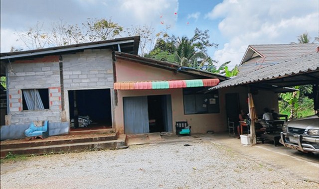 รายละเอียดเพิ่มเติมCode ID :    PKK02-12592ราคาขาย        1,191,000 บาท- ขนาดพื้นที่ :   224 ตร.ว (2 งาน / 24 ตร.ว)- พื้นที่ใช้สอย :     69.60 ตร.ม- จำนวนห้อง :   1 ห้องนอน 1 ห้องน้ำ- ที่จอดรถ :   1-2 คัน- บ้านเดี่ยว :      1 ชั้น- บ้านบ้านเดี่ยวหันทางทิศ : -- อายุอาคาร :    6 ปีพิกัดทรัพย์ :    https://maps.app.goo.gl/Q6R1ffcyZde8VZvs8สถานที่ใกล้เคียง- ใกล้ตลาดเพียรพลาซ่า- ใกล้โลตัส พัทลุง- ใกล้โลตัส โกเฟรช พัทลุงทาวน์ พัทลุง- ใกล้โรงพยาบาลพัทลุงสอบถามเพิ่�