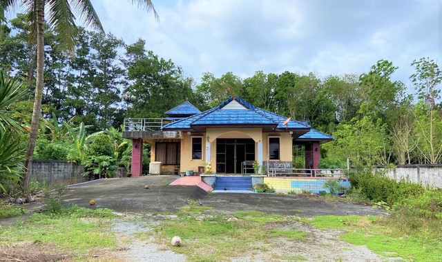 รายละเอียดเพิ่มเติมCode ID : PKK02-14113ราคาขาย      2,865,000 บาท- ขนาดพื้นที่ :   663.70 ตร.ว (1 ไร่ / 2 งาน / 63.70 ตร.ว)- พื้นที่ใช้สอย :    168.04 ตร.ม- จำนวนห้อง :  3 ห้องนอน 2 ห้องน้ำ- ที่จอดรถ :   1-2 คัน- บ้านเดี่ยว :     1 ชั้น- บ้านบ้านเดี่ยวหันทางทิศ : -- อายุอาคาร :    21 ปีพิกัดทรัพย์ :    https://maps.app.goo.gl/RdfVkjJn7BWkWzcs9สถานที่ใกล้เคียง- ใกล้โลตัส โกเฟรช ซูเปอร์มาร์เก็ต ป่าพะยอม - ใกล้โรงพยาบาลป่าพะยอม- ใกล้โรงเรียนอนุบาลสุวรรณภักดี- ใก�