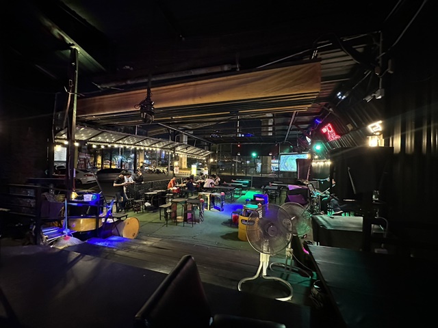 ถ.รามอินทรา ลาดปลาเค้า 200ตรว. ให้เช่า-เซ้งร้านอาหารกึ่งผับ ติดรถไฟฟ้าสีชมพู 800ตรม.ครบพร้อมเปิดกิจการต่อได้เลย  2โถง 4น้ำ 10จอดรถ 3แอร์