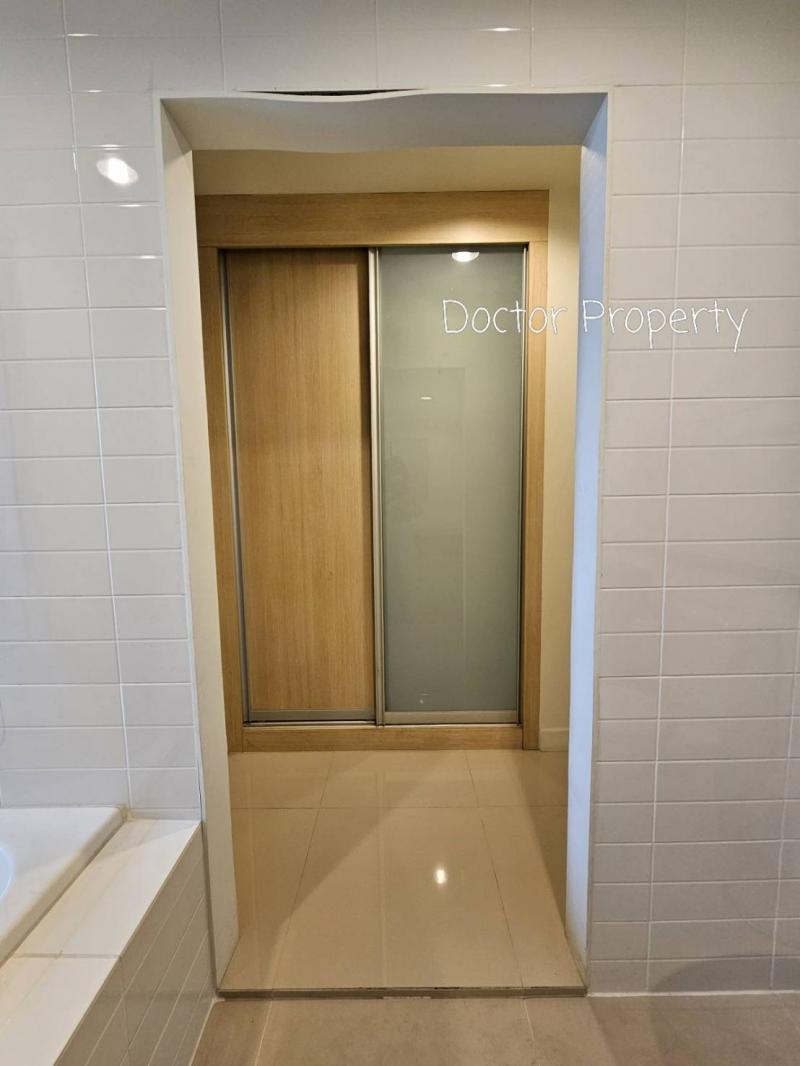CD2427
 
 ขายด่วน
 คอนโดไอดีโอ สาทร-ตากสิน 1 ห้องนอน ติดรถไฟฟ้า
 ราคาดีมาก
 
 1
 Bedroom Ideo Sathorn-Taksin Condominium For Sale, BTS Charoennakorn, Bangkok
 
 Area Usable 34.60 SQ.M., 1 bathroom, 1 bathroom, 1 living room
 
  
 
 โครงการ
 : ไอดีโอ สาทร ตากสิน| Ideo Sathorn Taksin
 
 ที่ตั้ง
 :  138 Krung
 Thon Buri Road, Khlong Ton Sai, Khlong San, Bangkok 10600
 
 พิกัด
 : https://www.google.com/maps/dir//138+Krung+Thon+Buri+Road,+Khlong+Ton+Sai,+Khlong+San,+Bangkok+10600/@13.720171,100.4196348,12z/data=!3m1!4b1!4m8!4m7!1m0!1m5!1m1!1s0x30e298e9272a7a27:0xb6aea15fea8c7600!2m2!1d100.5021173!2d13.7201663?entry=ttu
 
  
 
 ราคาขาย
 : 3,199,000 บาท
 
                               
 
 ประเภท
 : คอนโด