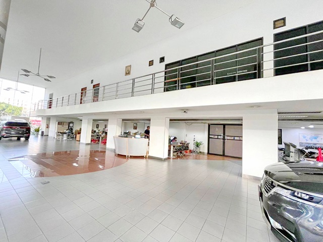 ริมถนนวิภาวดีรังสิต41-80  โชว์รูมอาคารสำนักงาน 3 ชั้น  2ไร่ 2งาน 2602ตรม.MRT หลักสี่ ให้เช่า โชว์รูมรถ 3น้ำ จอดรถได้หลายคัน