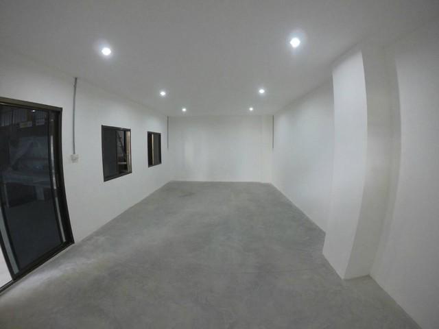 ให้เช่าโกดัง-คลังสินค้า ห้าแยกวัชรพล  สุขาภิบาล 5  ขนาด 500 ตรม. มี officeจอดรถยนต์หน้าโกดังได้ 6-7 คัน ประตูกว้าง 8 เมตร ถนนซอยกว้าง