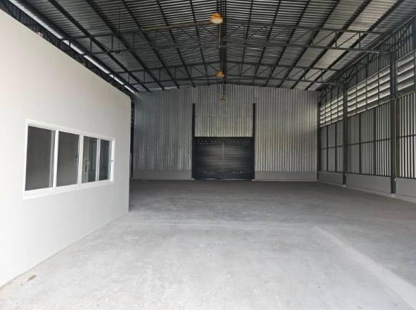 ให้เช่าโกดัง พื้นที่ 300 ตร.ม.พร้อมออฟฟิศ ซอยศรีด่าน เมืองสมุทรปราการ ยาว 20 กว้าง 15 ไฟ3เฟส รถ 6 ล้อเข้าได้ บนพื้นที่ดิน 100 ตรว.