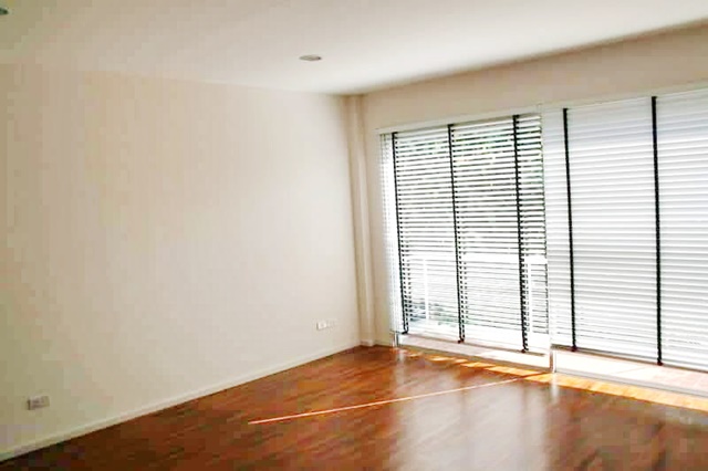 MRT วัชรพล  ขายบ้านใหญ่มาก 2 ชั้น  สนามหญ้ากว้างมาก มีน้ำพุ 3นอน 5น้ำ 2จอดรถ ติด 7-11 เลี้ยงสัตว์ได้ 93ตรว. 286ตรม.Noble