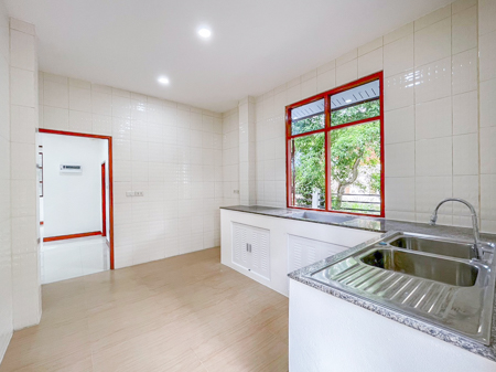 ขายบ้านเดี่ยว 2 ชั้น 4 นอน บ้านมือสองรีโนเวทใหม่   หน้าทอน ต.อ่างทอง อ.เกาะสมุย สุราษฎร์ธานี เนื้อที่ งานกว่า 115 ตร.ว.