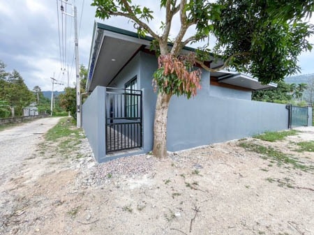 ขายบ้านเดี่ยว 2 ห้องนอน 2 ห้องน้ำ แถมเฟอร์นิเจอร์ฟรี!  บ้านสวยสไตล์โมเดิร์นรีโนเวทใหม่ ละไม อ.เกาะสมุย. นอกจากนี้ยังมีของแถมมากมาย! - เนื้อที่ดิน 53 ตารางวา- ใกล้หาดละไม-โลตัส สาขาละไม เพียง 7-10 นาที (2.7 กิโลเมตร)- ทำเลที่เหมาะสำหรับพักผ่อนสุดๆ.- ไม่ไกลจากร้านค้าและตลาดสดละไม สะดวกในการเดินทาง. 2 ห้องนอน,  2 ห้องน้ำ ห้องครัว พื้นที่จอดรถ รั้วส่วนตัว โซนซักล้าง. บ่อน้ำบา