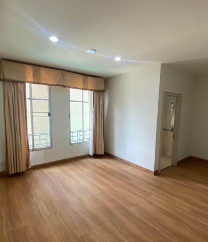 ให้เช่าทาวน์โฮม 4 ชั้น หมู่บ้านกลางเมืองมอนติคาร์โล ตรงวัดเสมียนนารี