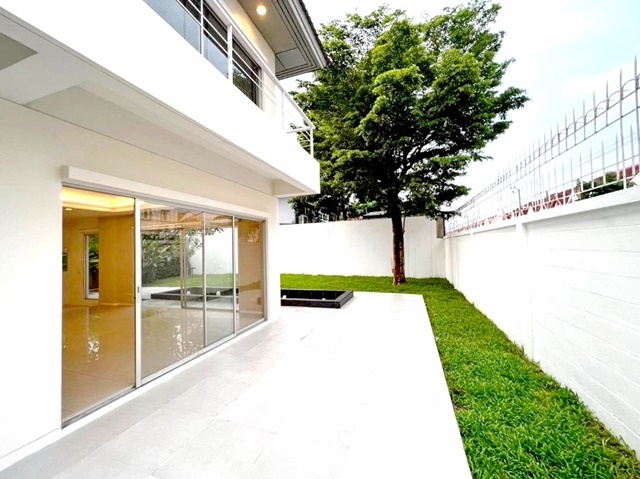 MRT วัชรพล ขายบ้านใหญ่มาก 2 ชั้น  ติด 7-11 เลี้ยงสัตว์ได้ 92ตรว. 285ตรม. สนามหญ้ากว้างมาก มีน้ำพุ 3นอน 5น้ำ 2จอดรถ Noble