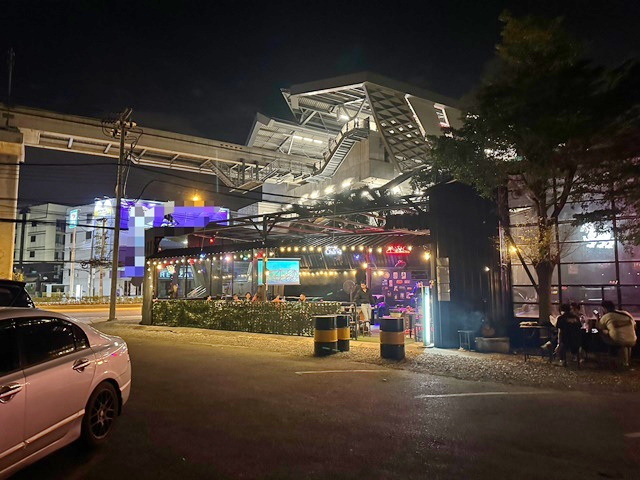 ลาดปลาเค้า 202ตรว.ถ.รามอินทรา ติดรถไฟฟ้าสีชมพู  ให้เช่า-เซ้งร้านอาหารกึ่งผับ  802ตรม.ครบพร้อมเปิดกิจการต่อได้เลย  2โถง 4น้ำ 10จอดรถ 3แอร์
