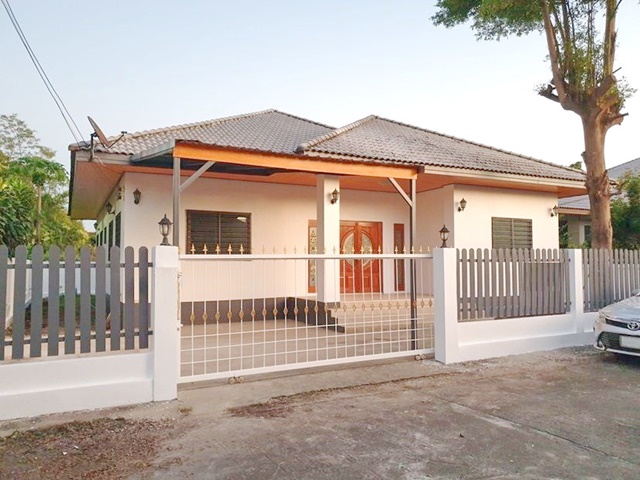 ขาย-ให้เช่า บ้านใหญ่มาก ใกล้เซเว่น 7-11 แม็คโคร หางดง รักสัตว์ 93ตรว 199ตรม. 4นอน เชียงใหม่   3น้ำ 3.2 ล้านบาท 14,999 B-M 2แอร์ For sale-rent Biggest house 4bed Chiang Mai Makro HangDong loves animals 93sq.wa 199sqm. 3bath 3.2million baht 14,999B-M 2A/Cถนนเลียบคลองชลประทาน(เชียงใหม่)หนองควาย ตำบลสันผักหวาน อำเภอหางดง เชียงใหม่ 502301 ห้องทานอาหาร 1 ห้องครัวใหญ่2 จอดรถ ห้องนอนทุกห้องมีห้องน้ำในตัวห้องนอนใหญ่มีอ่างอาบน้ำมีต้นไม้ใหญ่หน้าบ้านมีพื้นที่ปลูกต้นไ