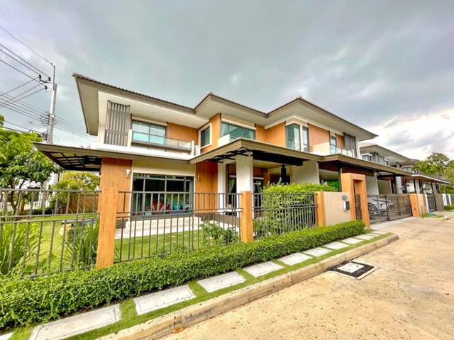 ห้องหัวมุม ติดสนามหญ้า เพียวเพลส ราชพฤกษ์ ให้เช่าบ้านหรูใหญ่มาก 2ชั้น 5นอน 105ตรว. 295ตรม. 124,999B-M  5น้ำ 3จอดรถ 6แอร์Pure Place Ratchaphruek 2-story Lux house 5bed for rent corner room next to the lawn 105sq.wa. 295sq.m. 124,999B-M  5bath 3parking 6A/C.ซอยเทียมคุณประชาร่วมใจ ถนนราชพฤกษ์ ตำบลคลองข่อย อำเภอปากเกร็ด นนทบุรี 111205 ห้องนอน5 ห้องน้ำ1 ห้องแม่บ้าน1 ห้องครัว1 ห้องนั่งเล่น3 จอดรถ6 แอร์ส่วนกลาง- ฟิสเนต- สระว่ายน้ำ- สวนสาธารณะ- รปภ. 24 ชม.สถานที่ใกล้เคียงตลาดพ