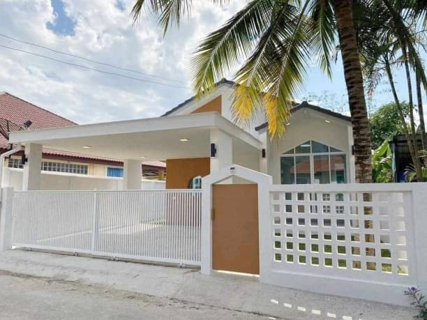 ปีใหม่แล้ว หาของขวัญชิ้นใหญ่เป็นรางวัลให้ตัวเองกัน บ้านสวยๆแบบนี้ เพียง 1.59 ล.เท่านั้น #บวกค้าง #สันกำแพง #บ้านสร้างใหม่ ชั้นเดียว #สไตล์โมเดิร์น #ใกล้โรงพยาบาลสันกำแพงที่ดิน 40 ตร.ว.พื้นที่ใช้สอย 98.8 ตร.ม.2 ห้องนอน 2 ห้องน้ำ1 ห้องรับแขก1 ห้องครัว2 ที่จอดรถสถานที่ใกล้เคียงVilla Lanna เมาเท่นวิลล์ ประมาณ 300 ม.เส้นสันกำแพงสายใหม่ 2.3 กม.ตลาดเจริญเจริญ 9.4 กม.เทศบาลตำบลบวกค้างเก่า 800 