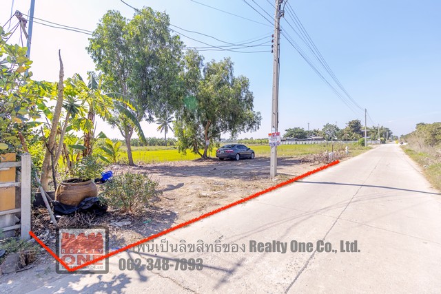 M 4672ขายที่ดิน ถมบางส่วน ติดถนนคอนกรีต คลองลากค้อน ต.หน้าไม้ ลาดหลุมแก้ว ปทุมธานี รายละเอียด•พื้นที่สีเขียวเข้ม•เนื้อที่ 200 ตรว. ด้านหน้าติดถนนคอนกรีต 5 เมตร •ที่ดินรูปสี่เหลี่ยม ขนาดประมาณ 14.5 x 51 เมตร•ติดแหล่งน้ำ เหมาะทำการเกษตร / ปลูกบ้านที่อยู่อาศัย / คาเฟ่•หันทิศเหนือ•พร้อมโอนสถานที่ใกล้เคียง•จากถนนลาดหลุมแก้ว กลับรถหน้าโรงงานเถ้าแก่น้อย•วิ่งเลียบถนนคล