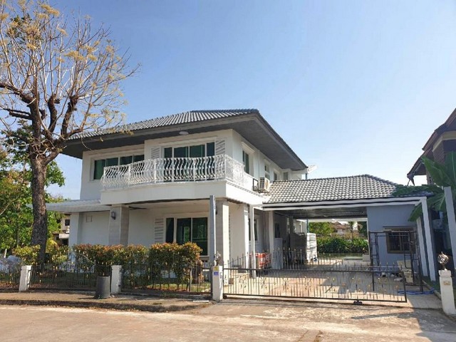 ขายบ้านเดี่ยว ม.ราชธานีอ.เมืองโคราช จุดเด่น บ้านริมน้ำ ลมเย็น บรรยากาศดีเนื้อที่ 144 ตรว. 3 ห้องนอน 3 ห้องน้ำทำเลดี  หมู่บ้านเงียบสงบปลอดภัย ใกล้ รพ.มหาราชขายราคา 7.9 ล้าน(ต่อรองได้)ตามสภาพ ปัจจุบันพร้อมทีมช่างรีโนเวท จาก jaideehomeปรับปรุงบ้านให้ใหม่ตามสไตล์ ของคุณสามารถเลือกได้ จะเปลี่ยนสีใหม่กั้นห้องเพิ่ม ต่อระเบียงทำเทอเรซ ปูพื้น จัดสวนเปลี่ยนสไตล์จากมินิมอล เ