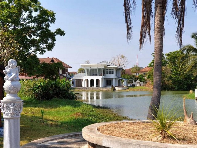 ขายบ้านเดี่ยว ม.ราชธานี อ.เมืองโคราช  จุดเด่น บ้านริมน้ำ  ลมเย็น บรรยากาศดี เนื้อที่ 144 ตรว