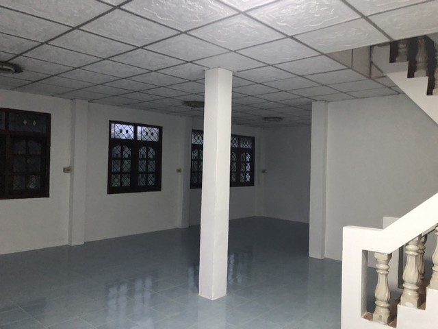 ขายบ้านเดี่ยว 2ชั้น 100วา จ.นนทบุรี ย่านบางใหญ่ 4,200,000 บาท โฉนด ฉ.60854 และ ฉ.60855 เนื้อที่รวม 100 ตร.วา  ติดถนนปูน หน้ากว้างรั้วบ้านประมาณ 15.55 เมตร ยาว 26.5 เมตร 4ห้องนอน 2ห้องน้ำ 1ห้องครัว ห้องโถงใหญ่ ทำโรงจอดรถแล้ว มีระเบียง หน้า-หลัง เนื่อที่ใช้สอยเยอะ บริเวณบ้านร่มรื่นเย็นสบาย ใกล้ร้านค้าแหล่งอำนวยความสะดวกครบครัน ใกล้ตลาดเจ้าพระยาและตลาดสดขนาดใหญ่ ใกล้ร้านทันตกรรม และร้