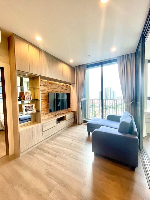 Whizdom Essence, spacious, clean, convenient, 14th floor, BTS Punnawithi.***Service for selling/renting houses, condos and giving advice. If interested, contact at any time***Interested in additional details or pictures or making an appointment to see the room?Contact Ekachai (Aui)T. 089-799-5598Line ID: @auiauiaui001 (add @ in front)Room type: 2 bedrooms, 2 bathroomsSize 52 sq m., 14th floorNew, clean room, beautifully decorated, ready to move in.details-------------------------------------------------- ------------Rental price: 36,000 baht per month-------------------------------------------------- ------------* furniture- wardrobe- Built-in kitchen- Bed with mattress- Sofa-------------------------------------------------- ------------*Facilities worth using– Running track and bicycle lane in the garden– Garden swimming pool, length 50 meters (Olympic standard size)– Swimming pool for children and hot springs– Fitness / Yoga room– Business Lounge– Home Automation System--