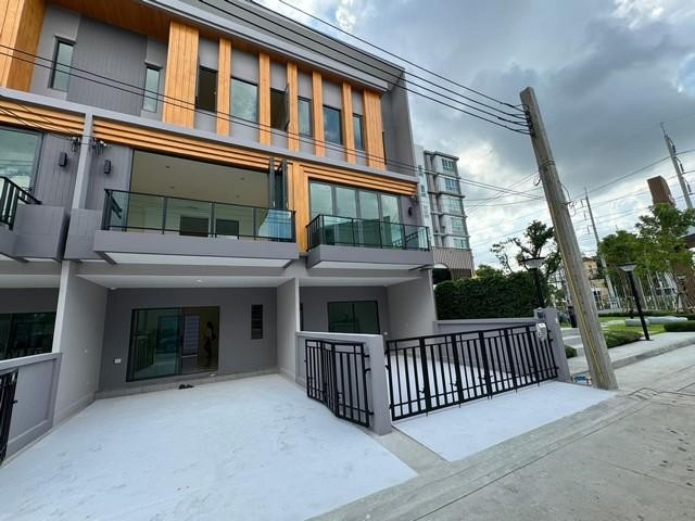 PB3674 ให้เช่าทาวน์โฮม 3 ชั้น สร้างใหม่ โครงการ ไอเจ้นท์ พระราม 9 บ้านใหม่พร้อมเฟอร์นิเจอร์ครบ บ้านยังไม่เคยเข้าอยู่ 