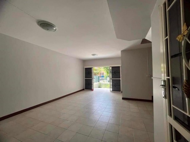 ขาย ทาวน์เฮ้าส์ 18 ตรว. บ้านพร้อมอยู่ 3นอน2น้ำ 2จอดรถ (ถนนเมน) ฝั่งตรงข้าม เซ็นทรัลเวสเกต