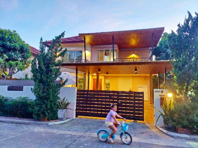 เฟอร์ครบ 80 ตร.ว นานาชาติบางกอกพัฒนา ให้เช่าบ้านใหญ่มาก 220ตรม. 3นอน น่าอยู่ วิลล่า ศรีนครินทร์ ศรีด่าน20-22  นานาชาติไทย-สิงคโปร์  เซนต์ แอนดรูว์ อะคาเดีย 64,999 ฺB-MBangkokPattana Inter Very large house for rent fully fur 80 sq.wa 220sqm 3bed Villa Srinakarin Sridan 20-22 Thai-Singapore Inter Saint Andrews Acadia 64,999 ฺB-Mเนื้อที่ 80 ตร.ว พื้นที่ใช้สอย 220 ตร.ม 3 ห้องนอน 3 ห้องน้ำ  1 ห้องแม่บ้าน จอดรถ 2 คัน   แอร์ครบ โต๊ะ ตู้ เตียง ตรงปกสถานที่ใกล้เคียง - สถานีรถไฟฟ้าสายสีเหลือง   ศรี