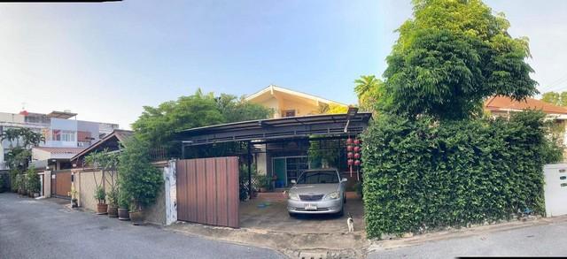 ขายที่ดิน พร้อมบ้าน 2 หลัง ในบริเวณเดียวกัน ซอยลาดพร้าว 80 ย่านลาดพร้าว เหม่งจ๋าย ใกล้รถไฟฟ้า สถานีลาดพร้าว 71ราคาขาย 20,000,000 บาทที่ตั้ง ถนนลาดพร้าว ซอยลาดพร้าว 80 (จันทิมา) แขวงวังทองหลาง เขตวังทองหลาง กรุงเทพมหานคร 10310ติดต่อ : คุณภัสพงณ์ 063-409-8164Line : deedaa23เนื้อที่ 190 ตารางวา (2 โฉนด) กว้าง 36 เมตร ลึก 21 เมตร บ้านจำนวน 2 หลัง จอดรถ 2 คัน ( มีหลังคา )มีบ่อปลาคราฟขนาดใหญ่ลึก 2 เมตร น้ำ 80 คิว เ