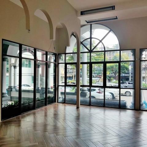 ให้เช่าพื้นที่ ขนาด 75 ตารางเมตร พร้อมห้องครัว ห้องน้ำ ใต้แมนชั่นริมถนนพระราม 4 ใกล้ซอยสุขุมวิท 42 ใกล้ รพ.กล้วยน้ำไทยราคาเช่า 55,000 บาท / เดือน ( สัญญาขั้นต่ำ 3 ปี ล่วงหน้า 1 เดือน ประกัน 3 เดือน ) ปรับราคาเช่า 10 เปอร์เซ็นต์ ทุก 3 ปีที่ตั้ง ถนนพระราม 4 ซอยสุขุมวิท 42 แขวงพระโขนง เขตคลองเตย กรุงเทพติดต่อ : คุณภัสพงณ์ 063-409-8164Line : deedaa23พื้นที่ใช้สอย 75 ตารางเมตร มีแอร์ 2 เครื่อง มีพื้นที่ซ