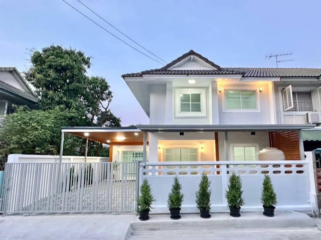  บ้านแฝด5 ห้องนอน 2ห้องน้ำ หมู่บ้านพฤกษา 26 ซอยแก้วอินทร์บางใหญ่อยู่ต้นโครงการหน้าหมู่บ้านมีเซเว่นเปิดทำเลดีบ้านแฝด 2ชั้น มีบริเวณข้างบ้าน ซอยแก้วอินทร์บางใหญ่อยู่ต้นโครงการใกล้เซเว่นหมู่บ้านพฤกษา26ซอย3   ถนนแก้วอินทร์บางใหญ่ ตำบล บางแม่นาง อำเภอบางใหญ่ นนทบุรีบ้านเลขที่ (70/45)หน้าบ้านหันทิศใตัเนื้อที่36.7ตารางวา 5 ห้องนอน2ห้องน้ำ 1ห้องครัว//หลังบ้านมีลานสักล