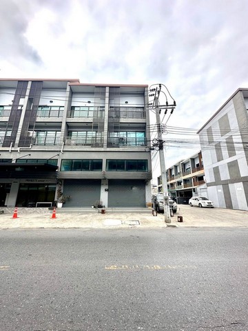 ให้เช่าทาวโฮมโครงการ The Prime 3ชั้น+ชั้นลอย  โฮมออฟฟิศ หลังมุม  ซอยรามคำแหง 21  สามารถเข้า-ออกเลียบด่วนเอกมัย รามอินทรา