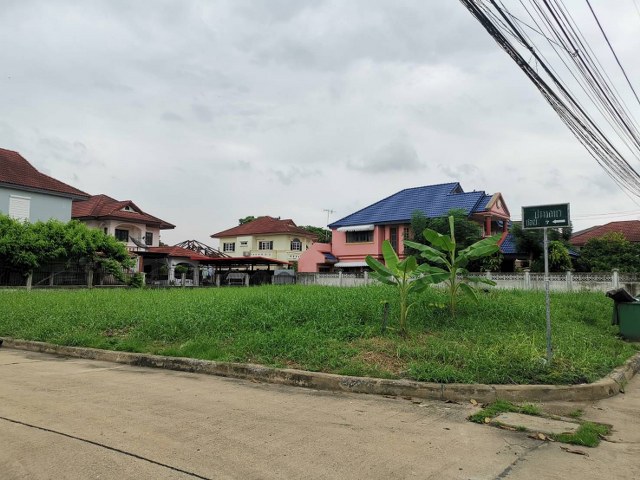 ขายที่ดินเปล่า เนื้อที่  1 งาน 57 ตารางวา หมู่บ้านปราถนาคันทรีโฮม ห่างจากถนนรังสิต-นครนายก เพียง 1.6 กม. ที่ดินสวย ธัญบุรี จังหวัดปทุมธานี