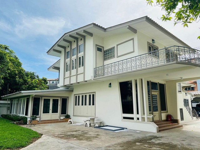 RHT1419ให้เช่าบ้านเดี่ยวหลังใหญ่ย่านสุขุมวิท เนื้อที่ 360 ตารางวาพื้นที่ใช้สอย 600 ตร.ม.7 ห้องนอน 5 ห้องน้ำ ซอยสุขุมวิท44เนื้อที่ 360 ตร.ว. หน้ากว้าง70-89เมตร ความลึก100เมตรพื้นที่ใช้สอย 600 ตร.ม. 7 ห้องนอน 5 ห้องน้ำที่จอดรถในร่ม 3 คันจอดรถรวมได้ 10 คันสนใจติดต่อคุณเจี๊ยบ 092-851-6969Line:keti2522**รับผู้เช่าทุกสัญชาติ**ราคาเช่า 400,000 บาท/เดือน มัดจำ 3 เดือน สัญญาขั้นต่ำ1 ปีขึ้นไปแขวงพระโขนง เขตคลองเตย ก