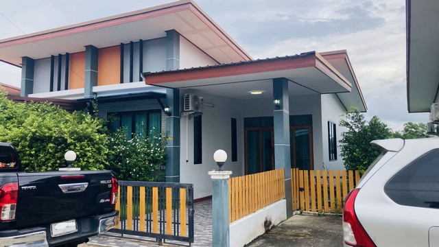 ZST182บ้านแฝดชั้นเดียว 31.4 ตรว. หมู่บ้านปัญญ์สิริ นาบินหลา บ้านสวยมาก + บรรยากาศธรรมชาติสวยงามพร้อมเฟอร์ แอร์ 1 ทีวี 1 หมู่บ้านดี ถนนกว้าง เงียบสงบ เดินทางสะดวก ใกล้ตัวเมืองแค่ 10 นาที น้ำไม่ท่วม ตอบโจทย์สำหรับท่านที่ต้องการบ้านสำหรับพักผ่อนจริงๆ แต่ไม่ไกลเมือง  2 ห้องนอน  1 ห้องน้ำ ห้องโถง ครัว สวนหน้าบ้าน + ข้างบ้าน ลานซํกล้าง ลานจอดรถ สถานที่ใกล้เคียง- สี่แยกนาบิน