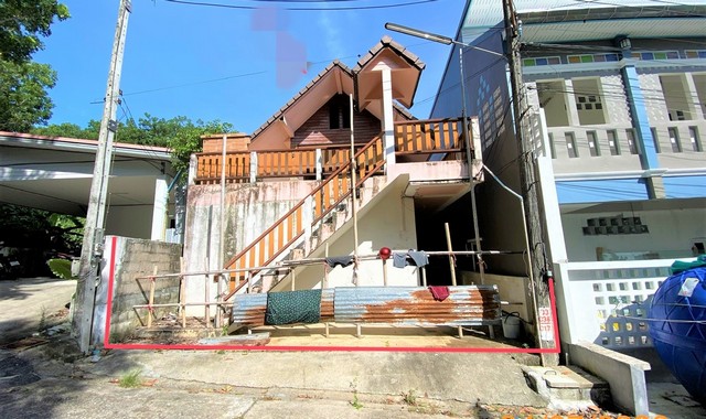 รายละเอียดเพิ่มเติมCode ID : PKK02-14466ราคาขาย     3,116,000 บาท- ขนาดพื้นที่ :  42.60 ตร.ว - พื้นที่ใช้สอย :   192 ตร.ม- จำนวนห้อง : 5 ห้องนอน 5 ห้องน้ำ- ที่จอดรถ :  1-2 คัน- บ้านเดี่ยว :     2 ชั้น- บ้านเดี่ยวหันทางทิศ : -- อายุอาคาร :   13 ปีพิกัดทรัพย์  :   https://maps.app.goo.gl/LsabZCnxXb67EVGd8สถานที่ใกล้เคียง- ใกล้โลตัส โกเฟรช ตลาดนากก- ใกล้โลตัส โกเฟรช ซอยตาเอียด จ.ภูเก็ต - ใกล้โลตัส โกเฟรช ซูเปอร์มาร์เก็ต เจ้าฟ้า- ใกล้โรงพยาบาลดีบุกส�